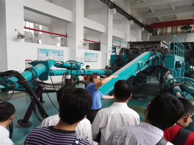 鹤发银丝映日月，，，，，，，，赤心热血沃新花