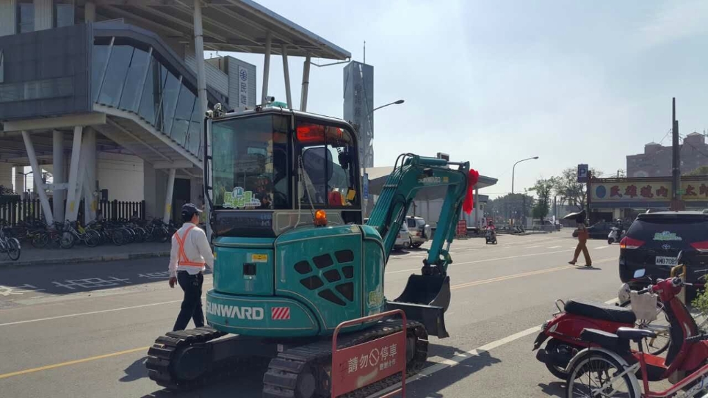嘉義市长大赞z6com·尊龙(中国)时凯集团智能挖掘机环台义举
