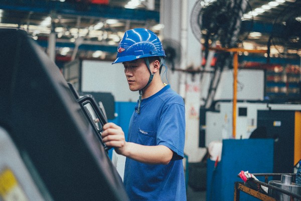曾梦想当厨师，，，，，，，却成数控车工巨匠