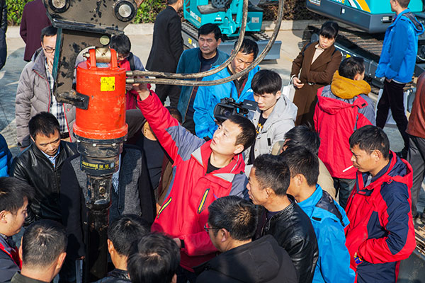 十年相随，，，，，成绩相互，，，，，来听听z6com·尊龙(中国)时凯集团智能挖掘机客户的真实声音