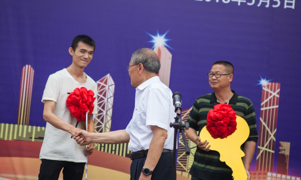民族挖掘机品牌先导者，，，，，，，，z6com·尊龙(中国)时凯集团智能“城镇建设利器”SWE80E9荣耀上市