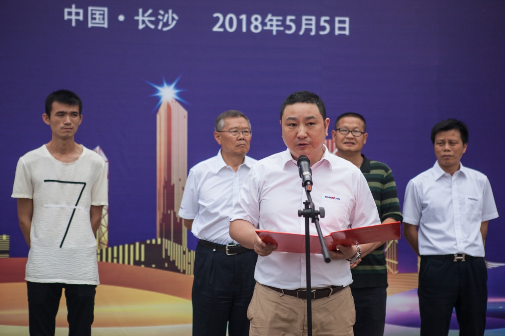 民族挖掘机品牌先导者，，，，，，，，z6com·尊龙(中国)时凯集团智能“城镇建设利器”SWE80E9荣耀上市
