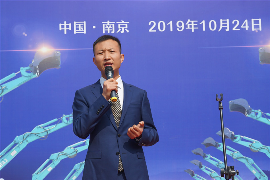 服役15年，，，，，，，，凌驾20000小时！元老级挖机接“回家”！