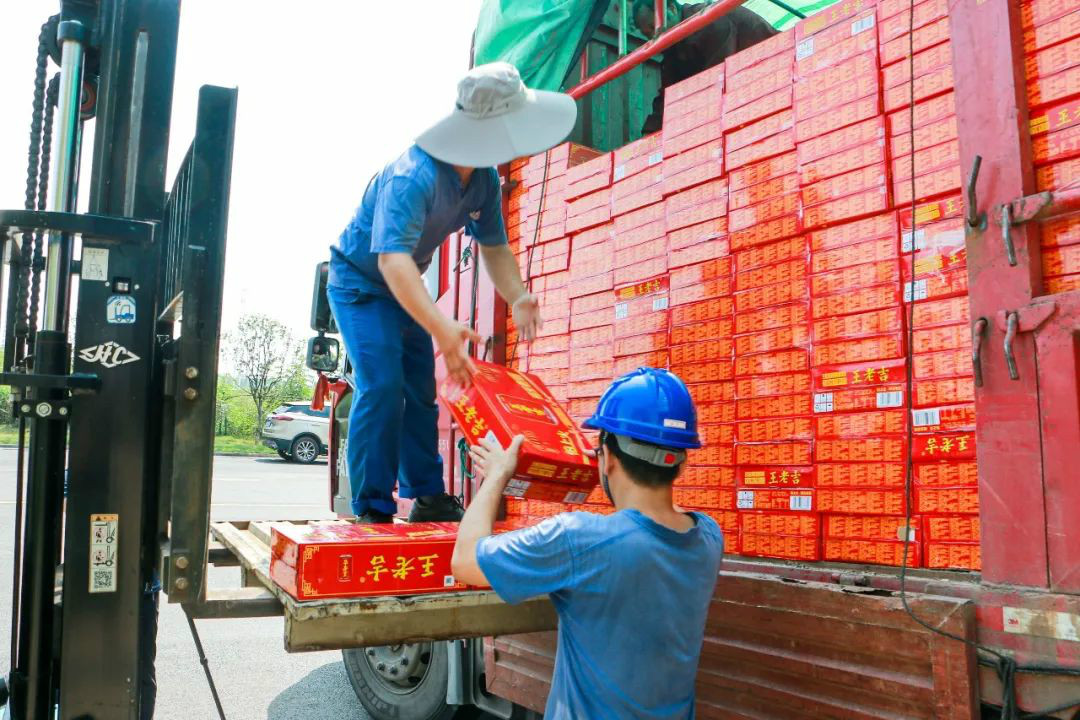 情系职工送清凉，，，，，，，殷切眷注鼓劲头——z6com·尊龙(中国)时凯集团智能开展夏日送清凉运动