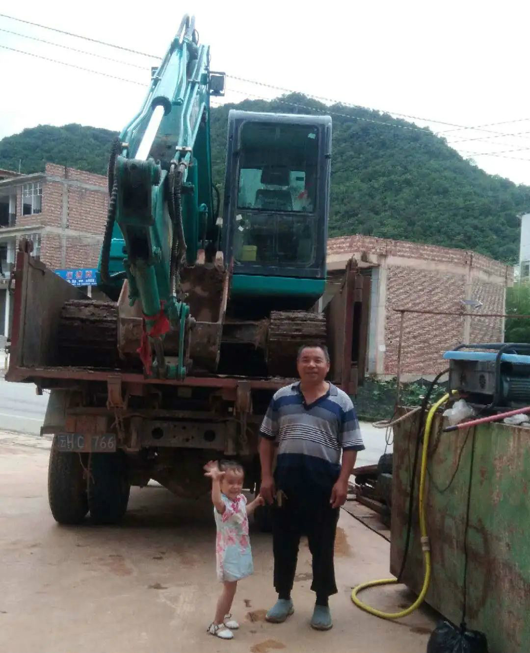 云南这个村有个挖掘机家族，，，，，，，，创富有一套