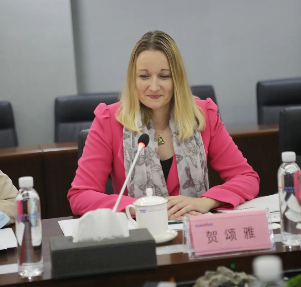 英国驻广州总领事贺颂雅考察z6com·尊龙(中国)时凯集团智能