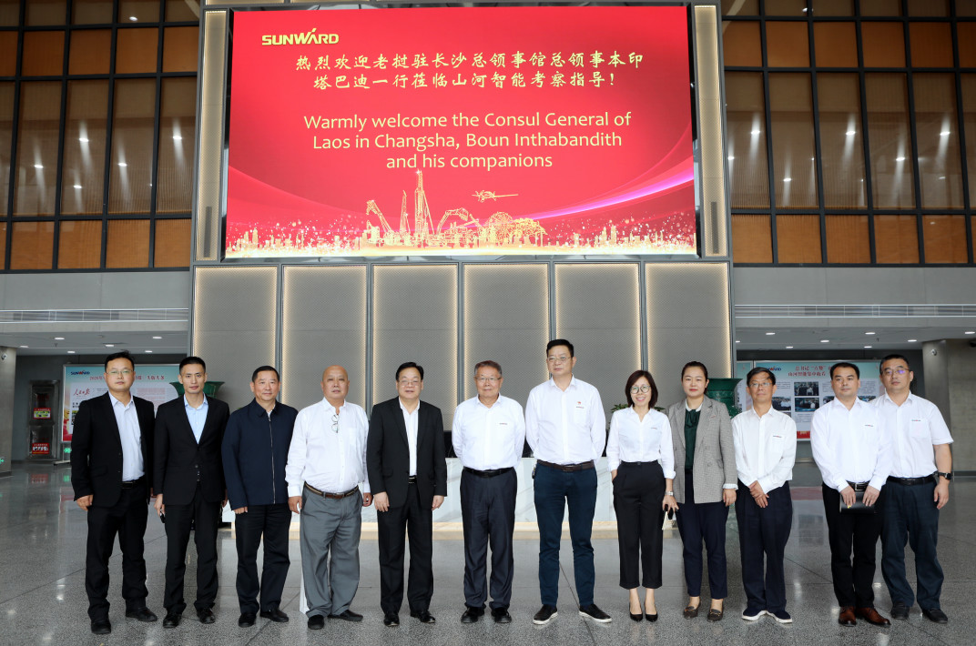 老挝长沙总领事本·印塔巴迪考察z6com·尊龙(中国)时凯集团智能