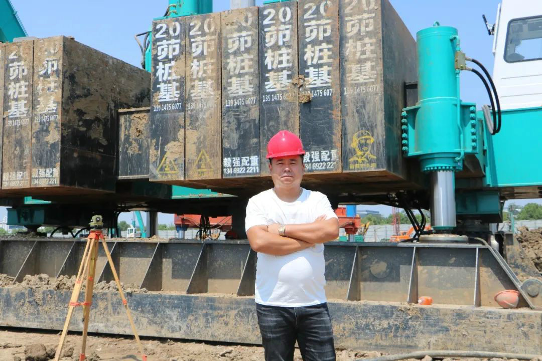 液压静力压桩机从1台到21台，，，，，他只用了8年！
