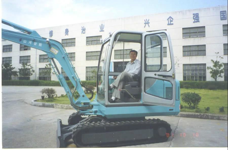 以先导式立异实现挖掘机从无到有，，，，，，，从小到大，，，，，，，从大到强！