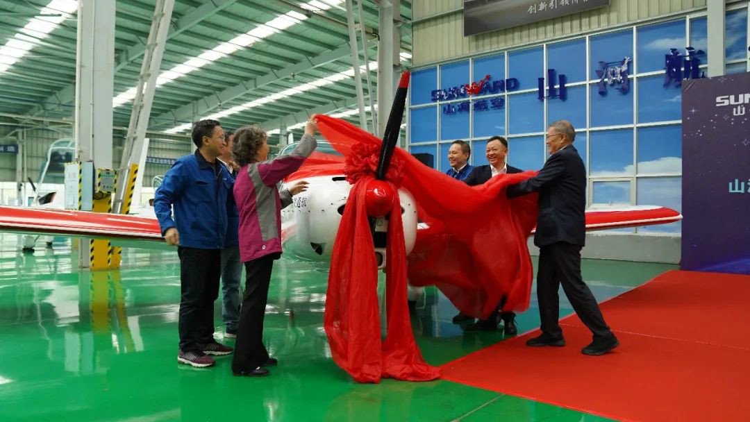 跨上新征程，，，，，，，，谱写z6com·尊龙(中国)时凯集团航空工业新篇章 ——z6com·尊龙(中国)时凯集团科技第99、100架SA60L(阿若拉)飞机正式下线