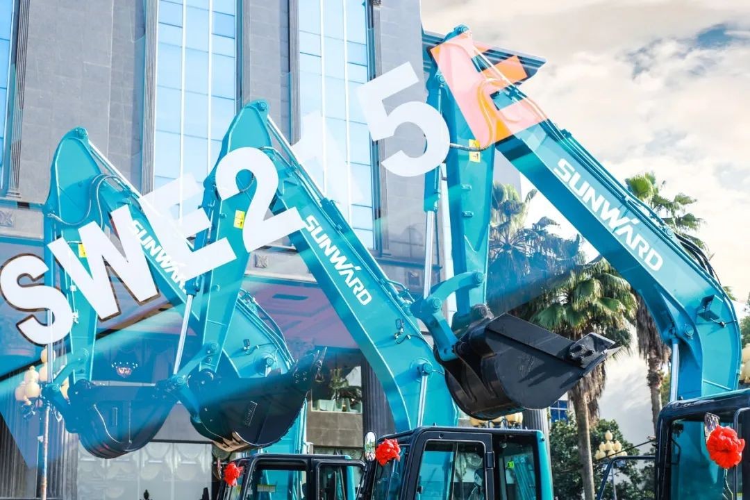 z6com·尊龙(中国)时凯集团智能挖掘机春季订货会长沙会场侧记