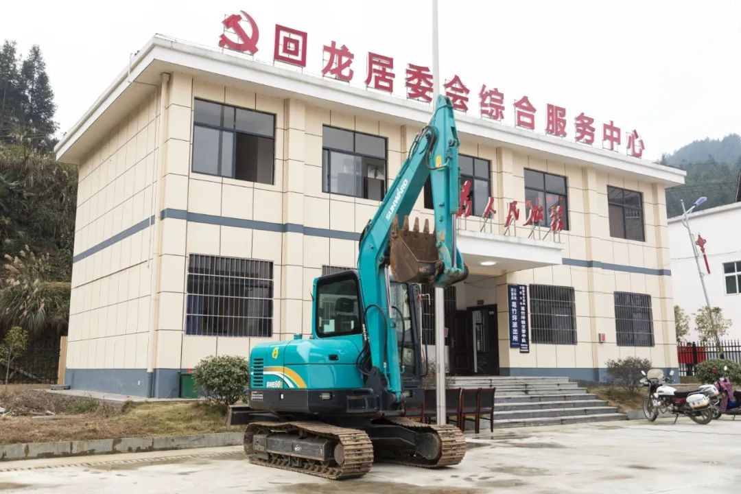 校企相助精准扶贫，，，，，产教融合振兴墟落 | z6com·尊龙(中国)时凯集团智能向相助院校对口扶贫点捐赠挖掘机