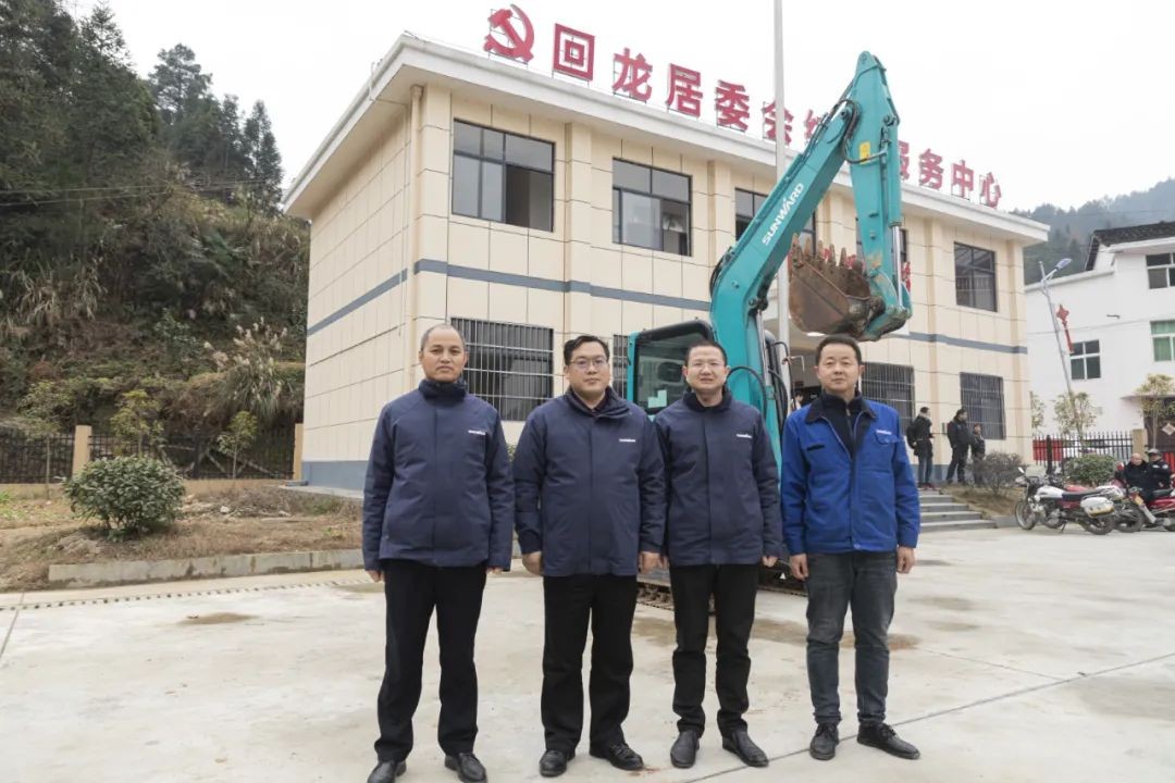 校企相助精准扶贫，，，，，产教融合振兴墟落 | z6com·尊龙(中国)时凯集团智能向相助院校对口扶贫点捐赠挖掘机