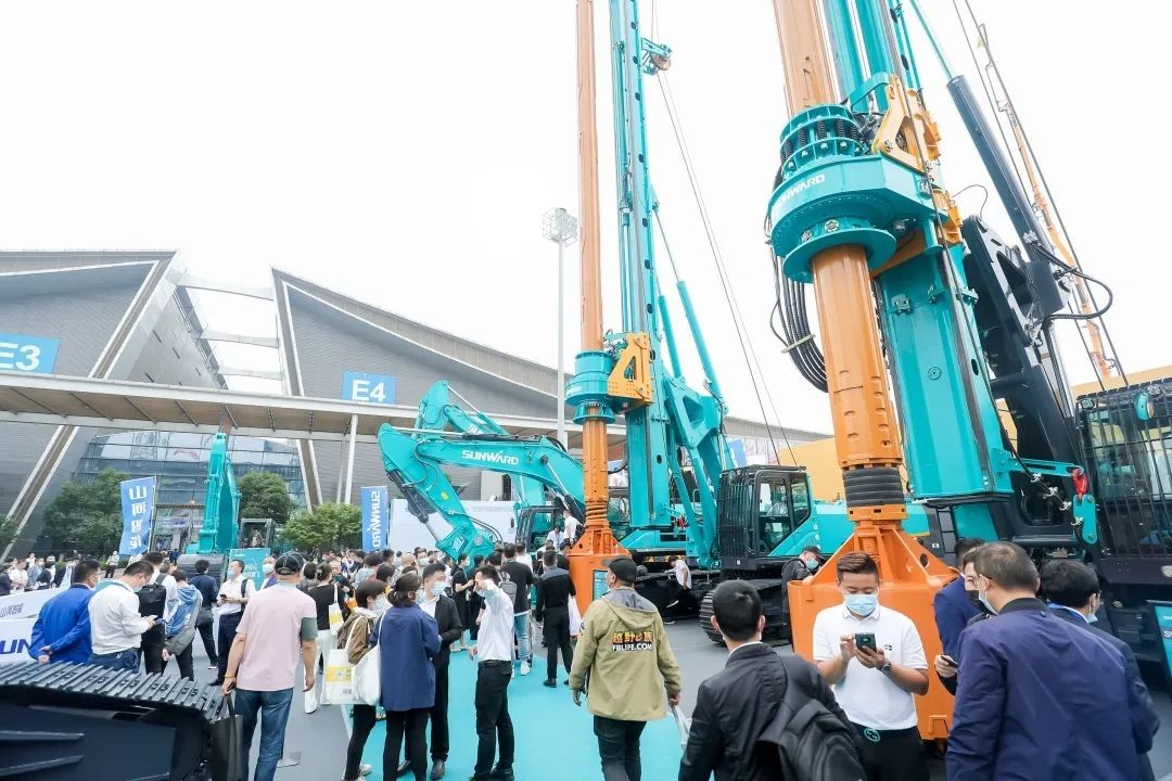 何清华出席长沙国际工程机械工业链生长峰会，，，，，，走“双循环”蹊径要害在于“要做好自己的事情”