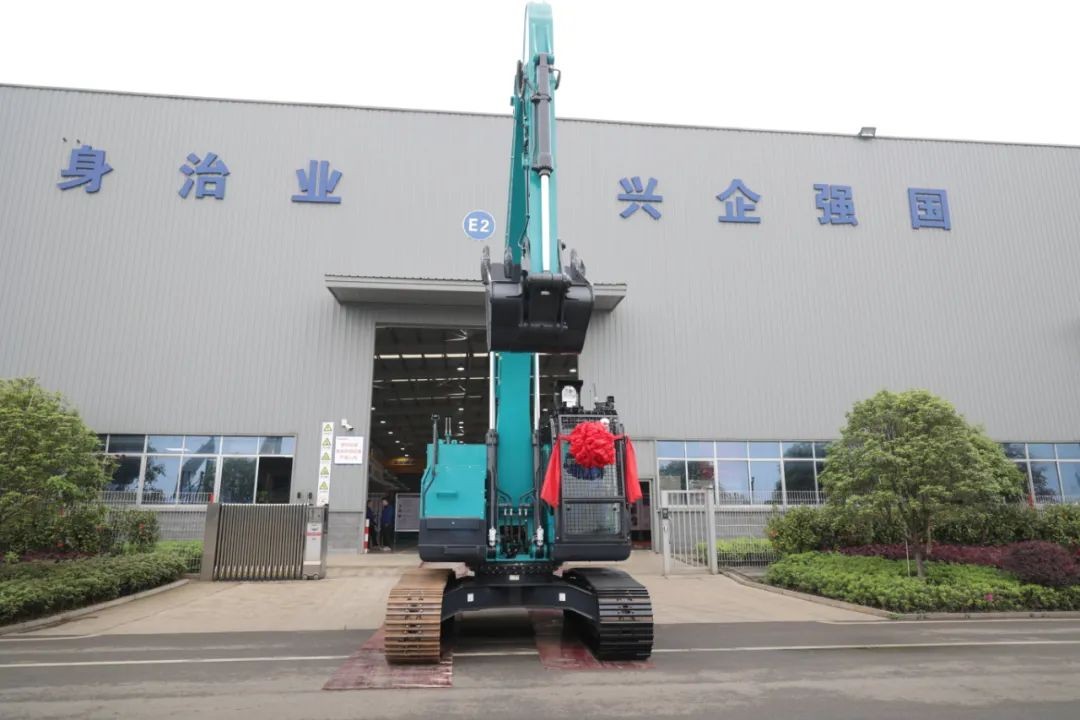 天下首台！z6com·尊龙(中国)时凯集团智能SWE240FED电动智能挖掘机下线