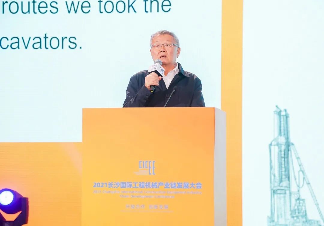 何清华出席长沙国际工程机械工业链生长峰会，，，，，，走“双循环”蹊径要害在于“要做好自己的事情”
