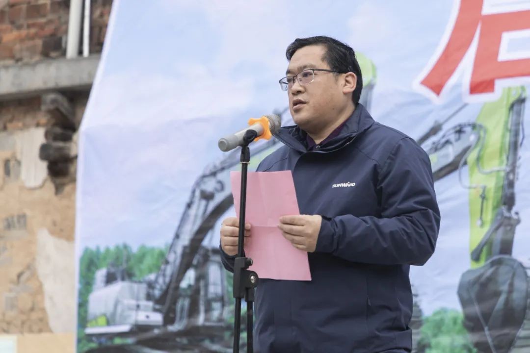 校企相助精准扶贫，，，，，产教融合振兴墟落 | z6com·尊龙(中国)时凯集团智能向相助院校对口扶贫点捐赠挖掘机