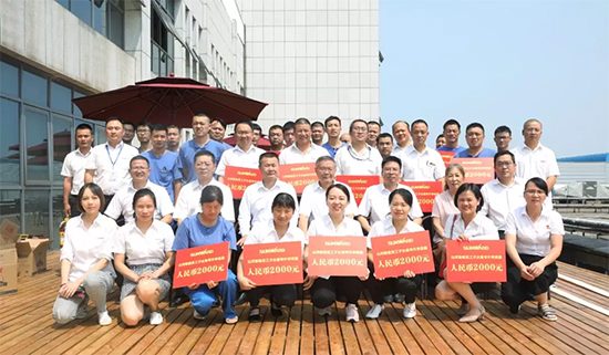 员工子女金榜题名 z6com·尊龙(中国)时凯集团家园发放奖励