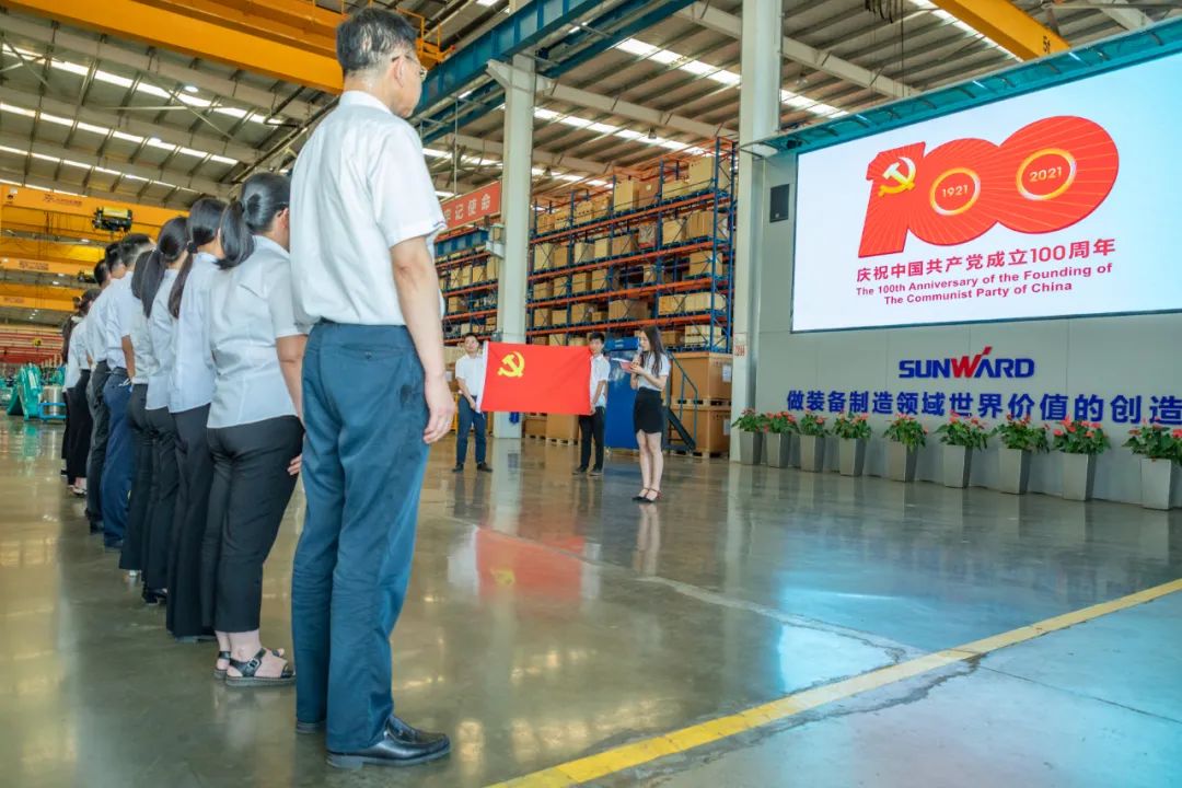 接续斗争再出发——z6com·尊龙(中国)时凯集团智能党委举行新党员入党宣誓和老党员重温入党誓词运动