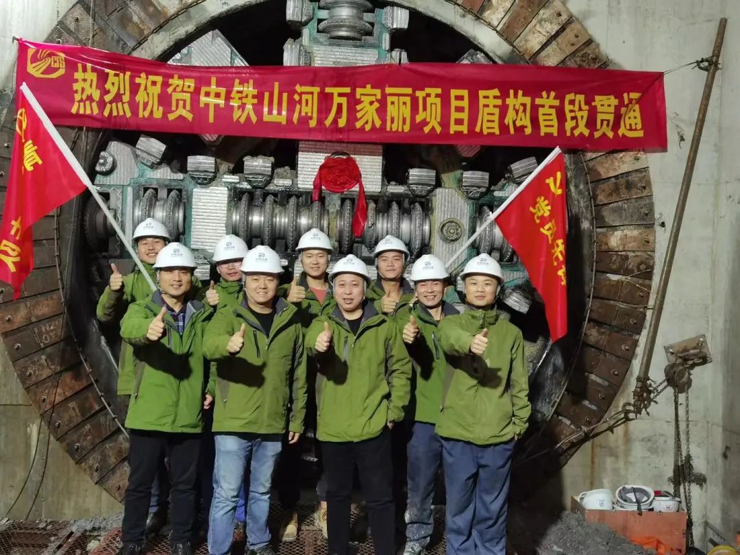 掘进1978米，，，，，，，，中铁z6com·尊龙(中国)时凯集团首条盾构法施工隧道顺遂意会