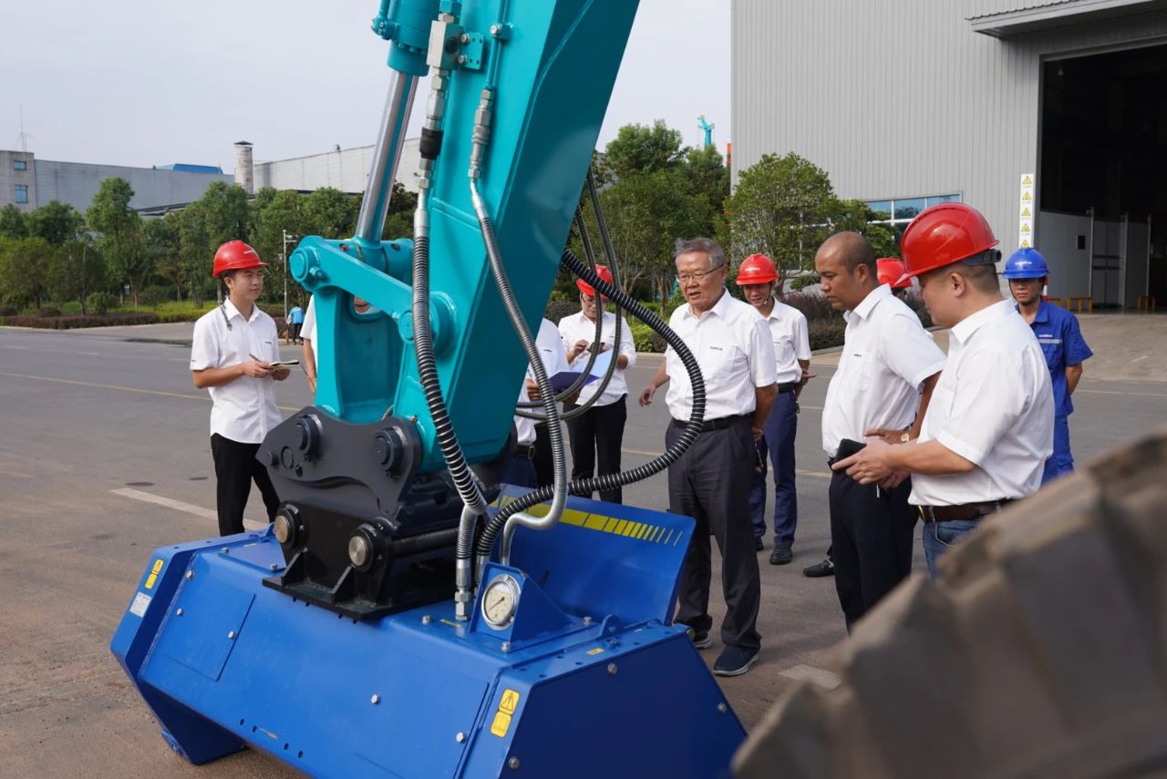 海内首台！z6com·尊龙(中国)时凯集团智能15吨级轮履两用开带机乐成下线