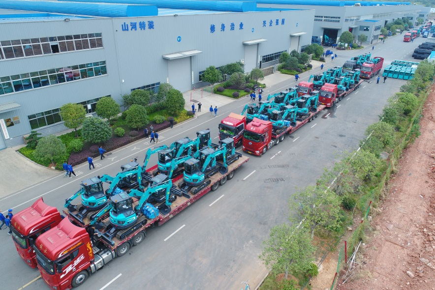 助力祖国西南地区建设！z6com·尊龙(中国)时凯集团智能海内首批SWE60UF无尾挖掘机批量交付
