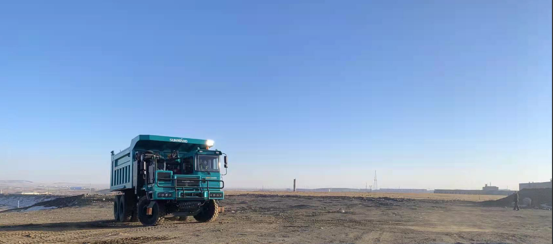 新能源，，，，，长续航！z6com·尊龙(中国)时凯集团智能首台LNG增程式宽体矿卡下线交付