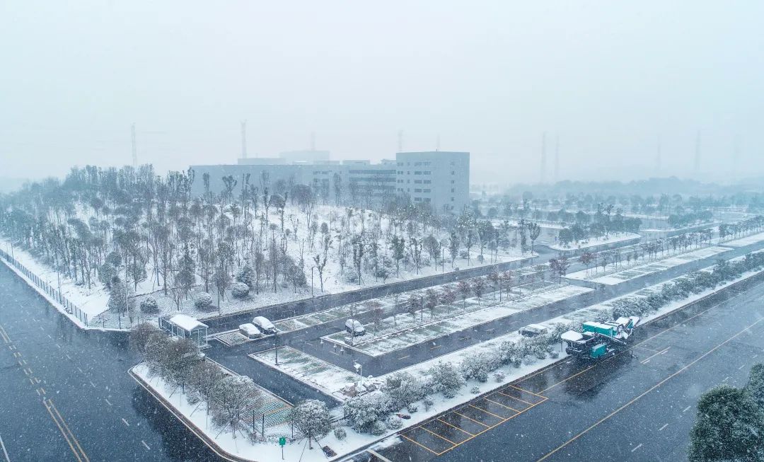 瑞雪兆有年，，，，，邀您共赏雪中z6com·尊龙(中国)时凯集团！