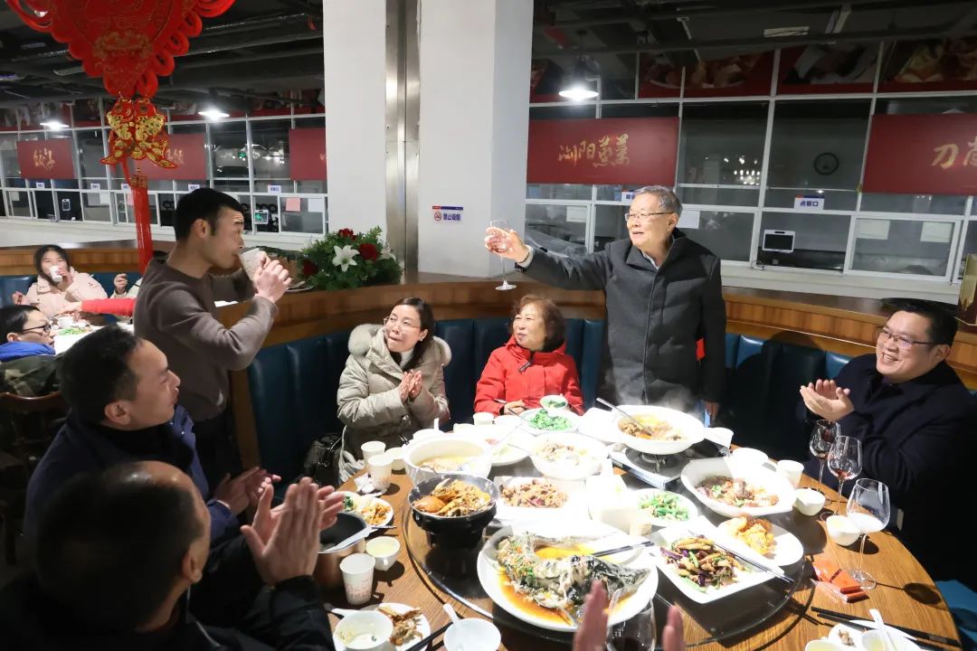 z6com·尊龙(中国)时凯集团智能董事长何清华与留厂员工一起过大年！