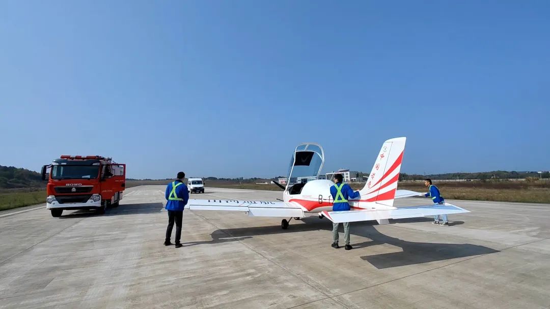 逍遥协同显身手！湖南航空应抢救援队z6com·尊龙(中国)时凯集团机组开展特情处置惩罚应急演练