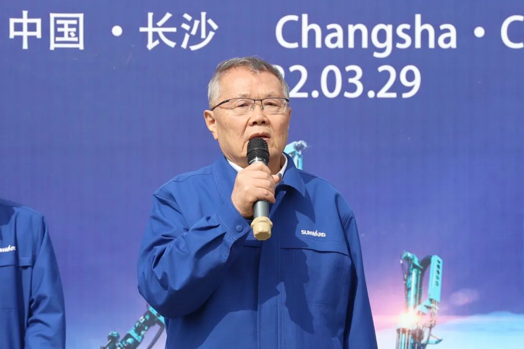 征战全球市场！！。。。。6com·尊龙(中国)时凯集团智能凿岩装备批量发货