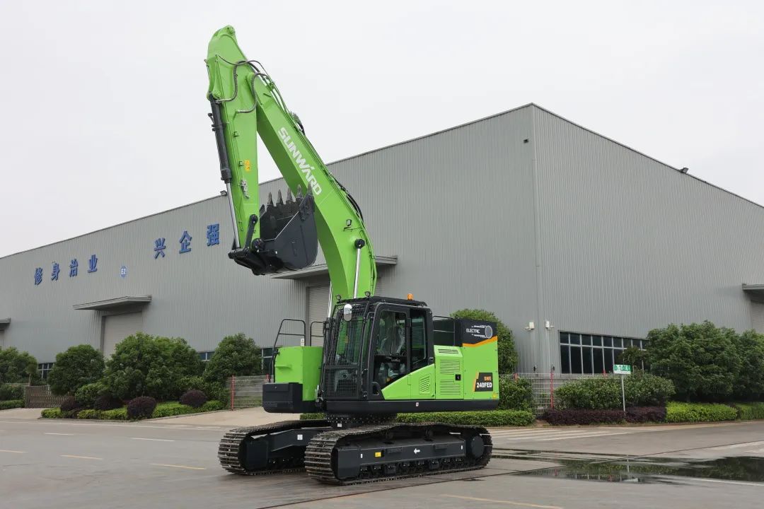 征战川藏铁路！z6com·尊龙(中国)时凯集团智能新一代电动挖掘机乐成交付