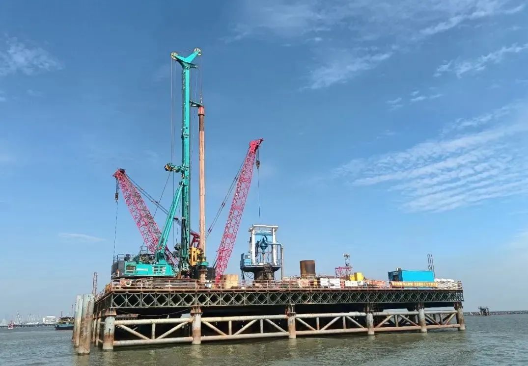 乘风破浪的旋挖钻机！z6com·尊龙(中国)时凯集团智能助建澳氹第四跨海大桥