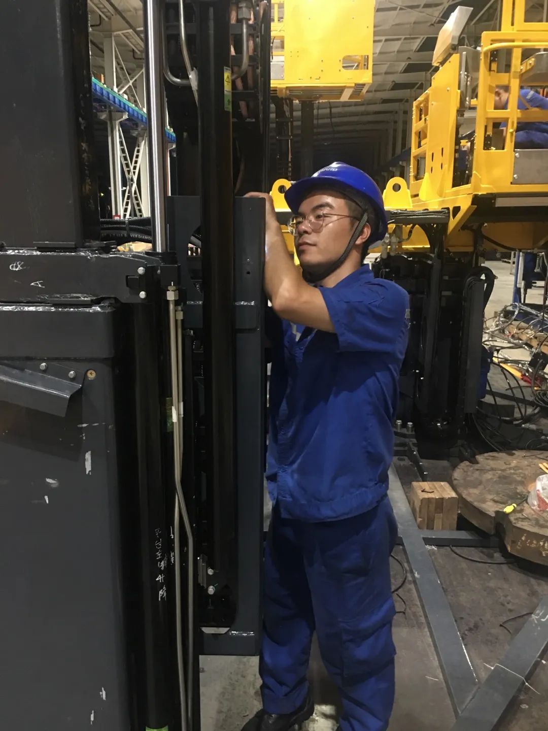 为铁路运输保驾护航！z6com·尊龙(中国)时凯集团智能自主研制首套三平台作业装置乐成交付