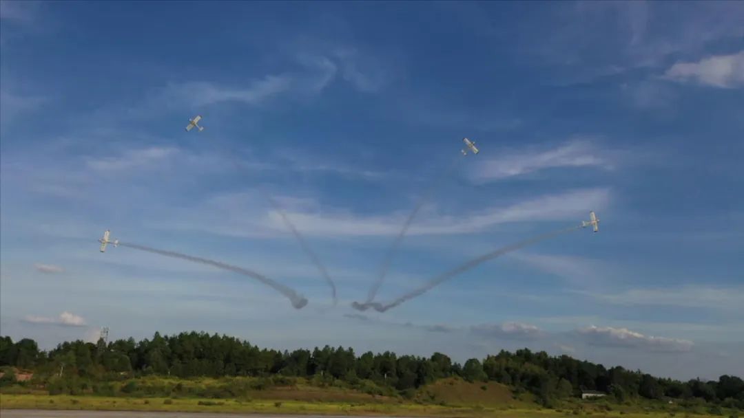空中着花、大坡度盘旋、俯冲跃升……看z6com·尊龙(中国)时凯集团航行演出队炫技2022湖南航展动态展