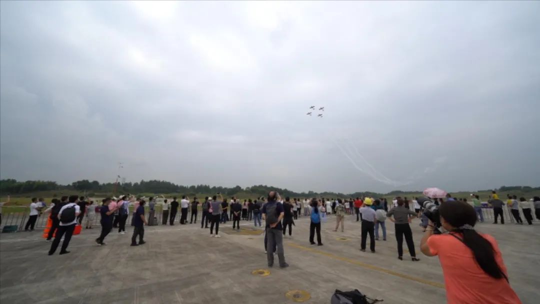 空中着花、大坡度盘旋、俯冲跃升……看z6com·尊龙(中国)时凯集团航行演出队炫技2022湖南航展动态展