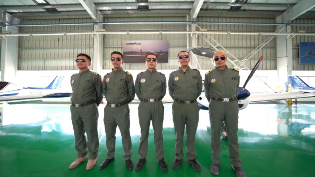 空中着花、大坡度盘旋、俯冲跃升……看z6com·尊龙(中国)时凯集团航行演出队炫技2022湖南航展动态展