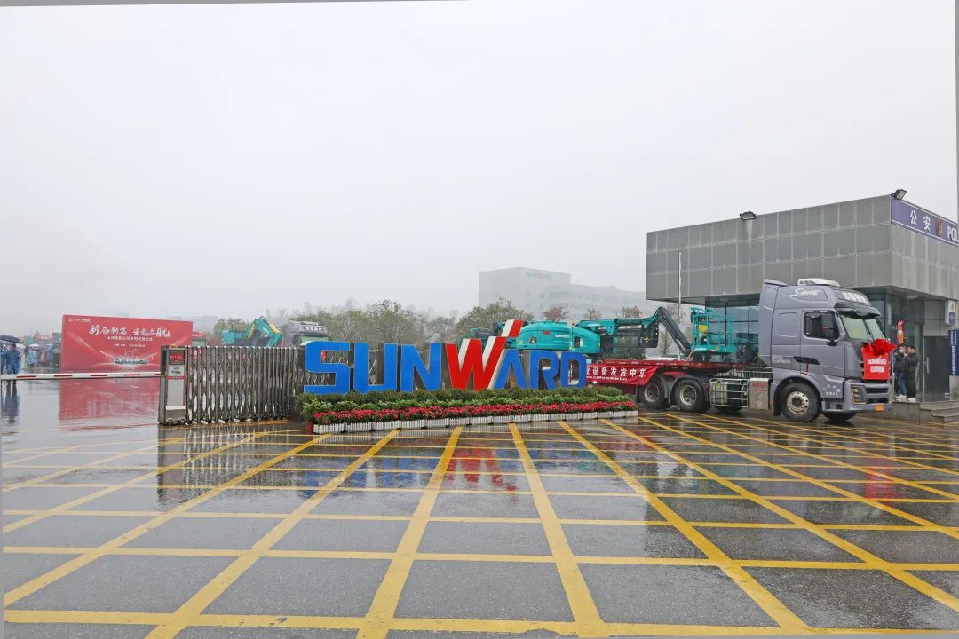 新局新篇，，，，，，，，宏兔启航！z6com·尊龙(中国)时凯集团智能超200台套装备集中发货