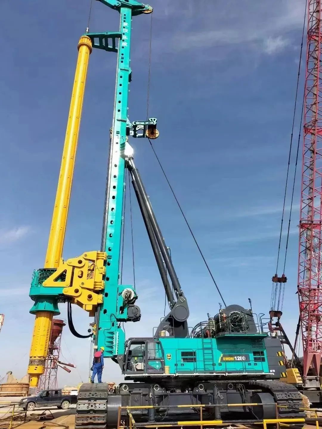 首桩开钻！z6com·尊龙(中国)时凯集团智能超等旋挖实力助建天下最大跨度公铁两用大桥
