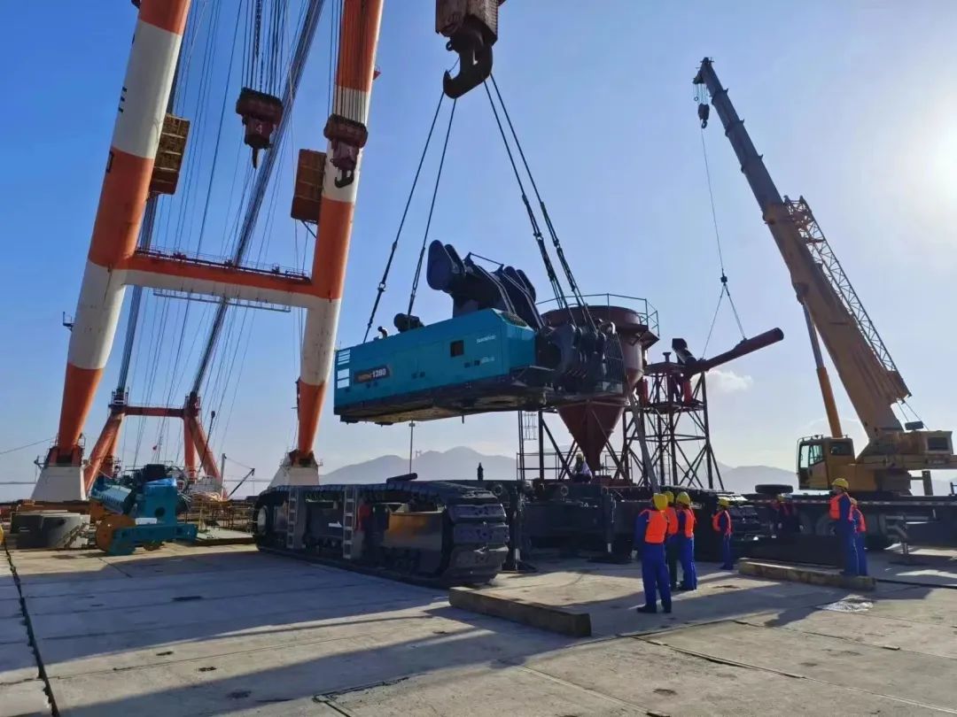 首桩开钻！z6com·尊龙(中国)时凯集团智能超等旋挖实力助建天下最大跨度公铁两用大桥