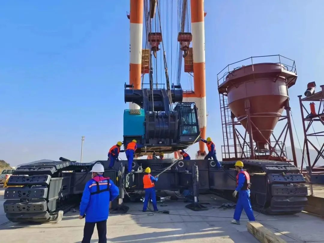 首桩开钻！z6com·尊龙(中国)时凯集团智能超等旋挖实力助建天下最大跨度公铁两用大桥