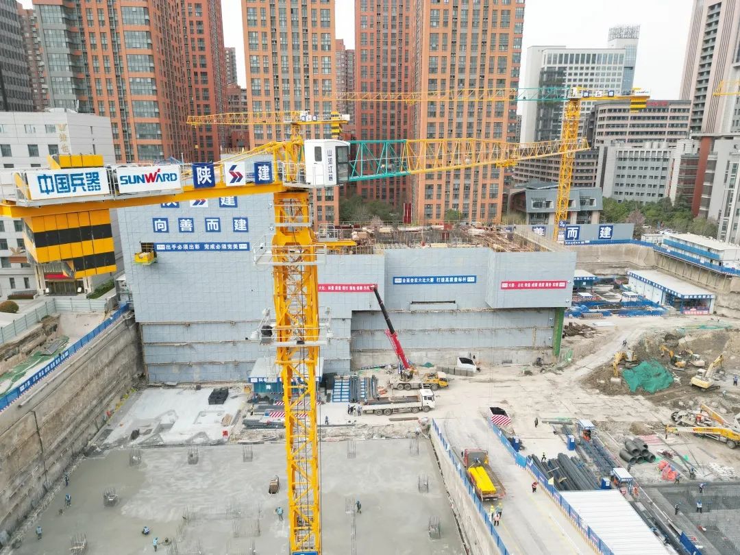 郁勃西北！z6com·尊龙(中国)时凯集团江麓修建起重机械助建西安都会经济圈