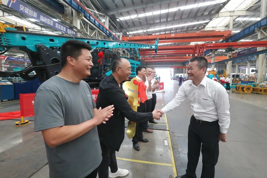 助力“双碳”、绿动未来！z6com·尊龙(中国)时凯集团智能增程式电动旋挖钻机、液压混淆动力旋挖钻机齐交付