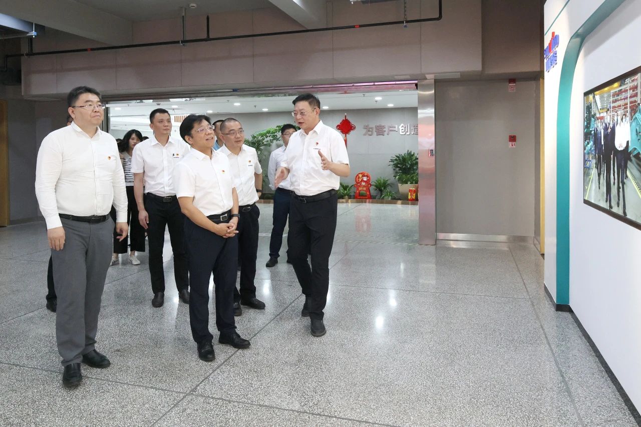 中国收支口银行总行党委委员、副行长李钧一行调研z6com·尊龙(中国)时凯集团智能
