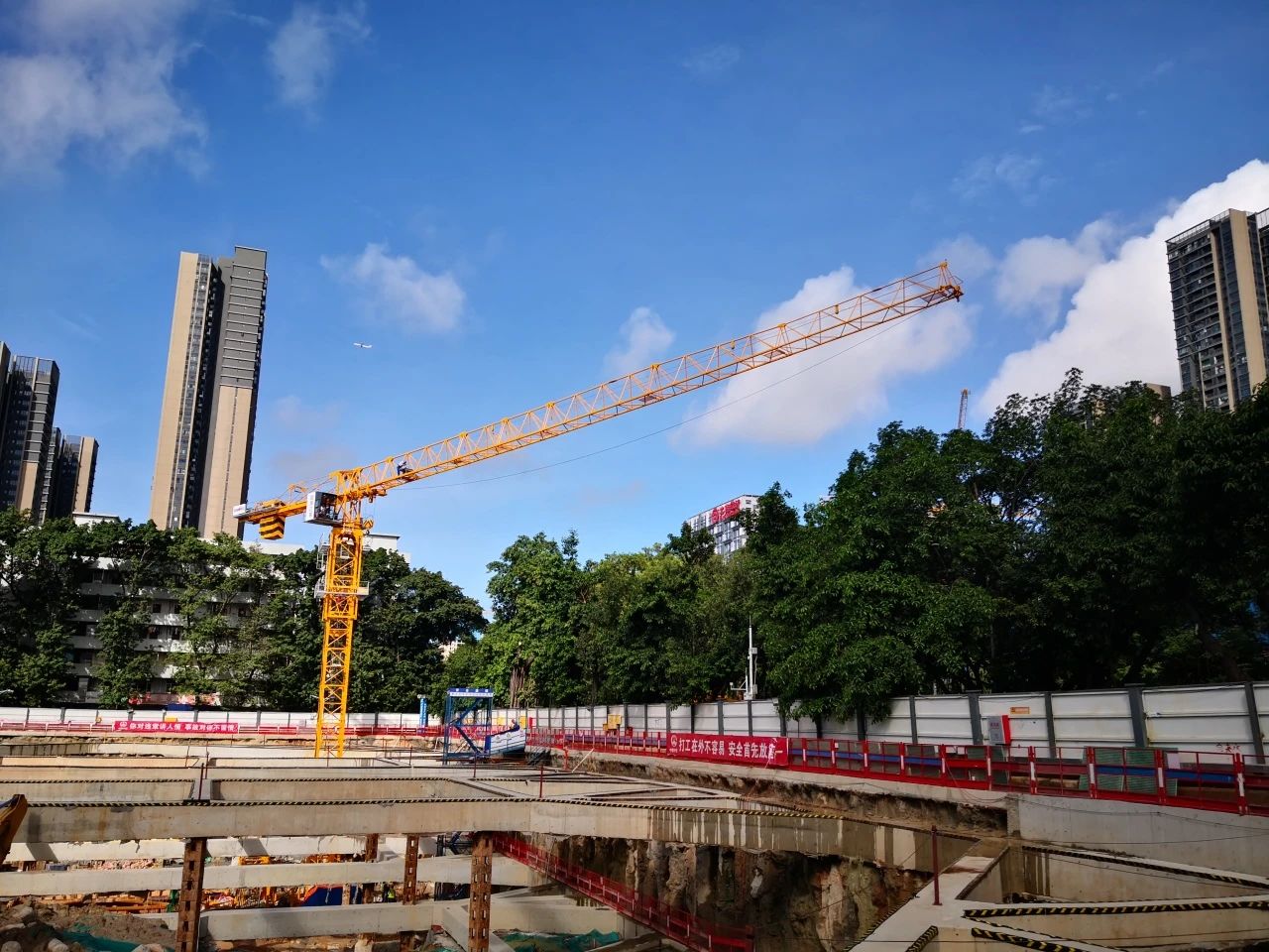 进军深圳市。。。。。。。。6com·尊龙(中国)时凯集团江麓塔机为人才建好家