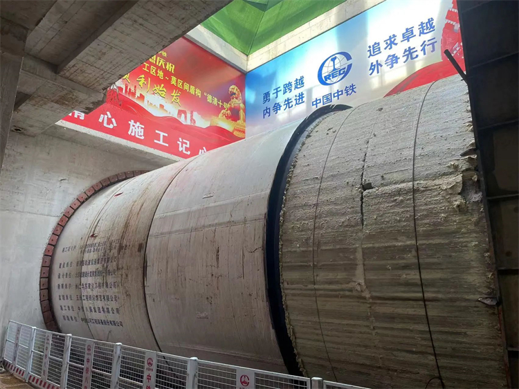 首战华东市。。。。。。。。≈刑鷝6com·尊龙(中国)时凯集团杭德市域铁路工程地莫区间左线盾构机顺遂始发
