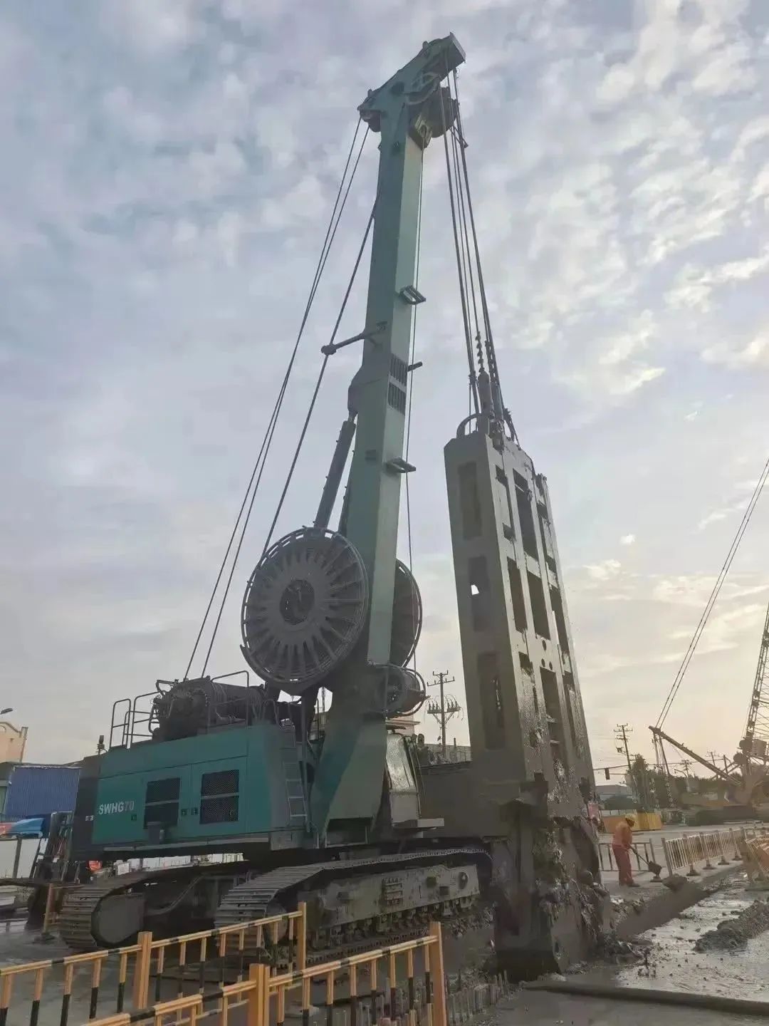 助力海内国际重大工程！z6com·尊龙(中国)时凯集团智能液压抓斗实力“出圈”