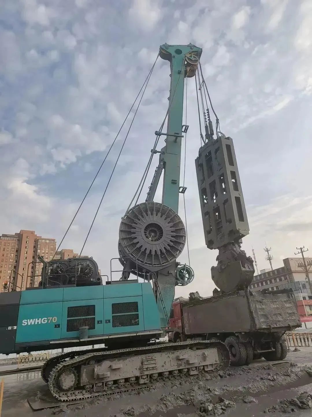 助力海内国际重大工程！z6com·尊龙(中国)时凯集团智能液压抓斗实力“出圈”