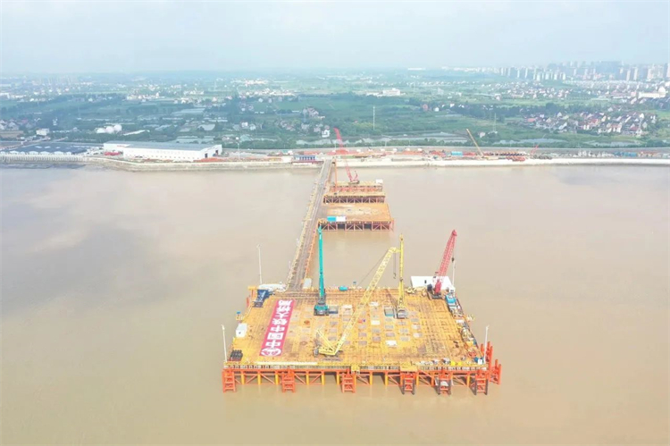 再战天下级工程！z6com·尊龙(中国)时凯集团智能超等旋挖钻机SWDM800H助建杭州湾跨海铁路桥项目