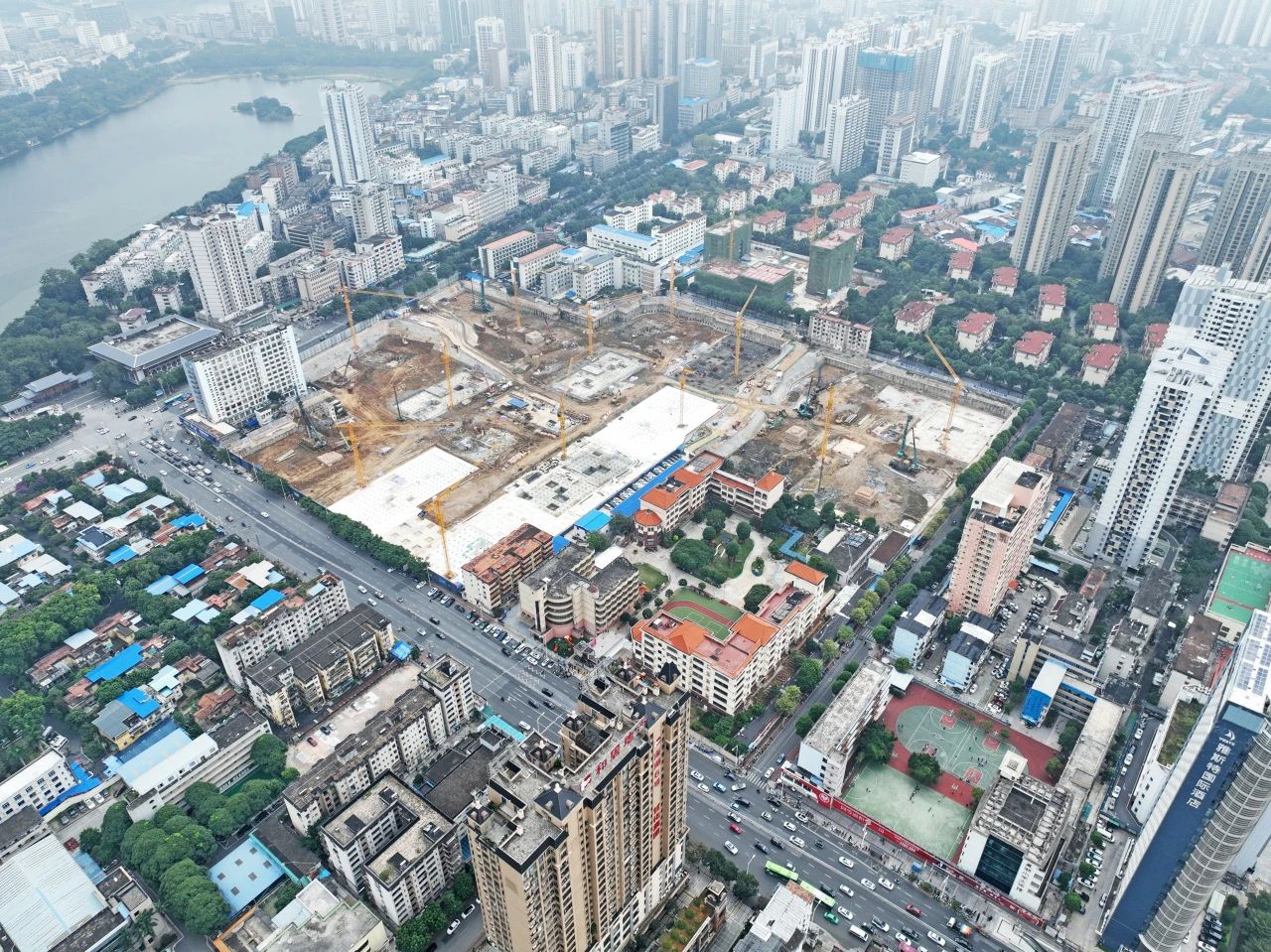 “绿巨人”显神威！z6com·尊龙(中国)时凯集团智能引孔式静力压桩机助建“绿城”南宁民生项目